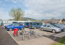 Parents voice road safety fears over Ysgol Gymraeg y Fenni car park lock-out