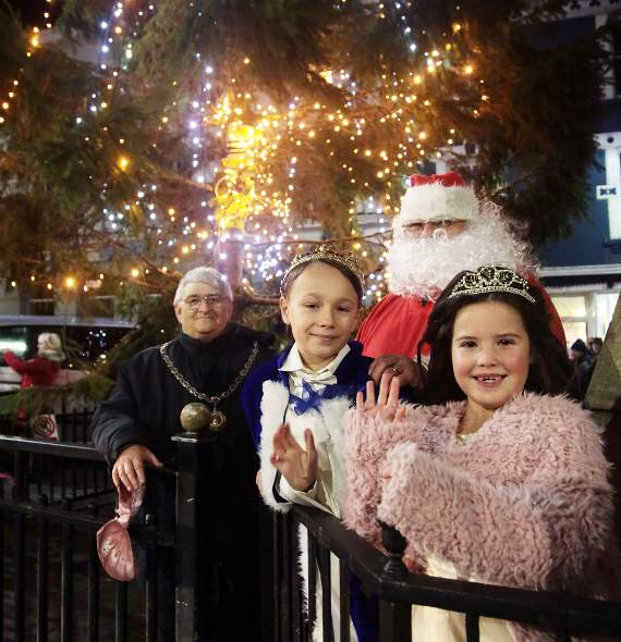 Logan Francis, Machynlleth carnival King and queen Hanna Dixon turned on the Machynlleth Christmas lights with Mayor Cllr Tony Jones Santa