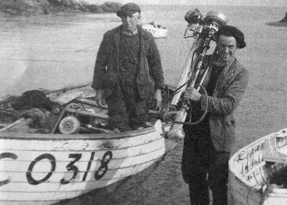 Guto Cabli (dde) a'i dad Twm yn gweithio fel pysgotwyr ar Ynys Enlli.