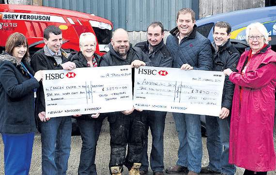 Yn dilyn Taith Tractorau Dyffryn Aeron lwyddiannus eleni eto, cyflwynodd y pwyllgor swm o £7,700 yn gyfartal rhwng dwy elusen, Cangen Clefyd y Siwgwr ac Ambiwlans Awyr Cymru. Hoffai'r pwyllgor ddiolch i'r noddwyr a'r cefnogwyr am eu haelioni ym mhob ryw ffordd. Yn ystod y pedair blynedd ddiwethaf rhannodd y pwyllgor dros £25,000 i wahanol elusennau. Yn y llun (o'r chwith) mae Anwen James, Nyrs Arbennigol Clefyd y Siwgwr; Eilir Jones; Edna Williams, HSBC Cangen Llambed a gyfrannodd o £500 o dan ei cynllun £ am £; Wyn Thomas, Prif Noddwr; Aled Williams; Jonathan Jones; Elgan Evans a Ros Jones, Ambiwlans Awyr Cymru.