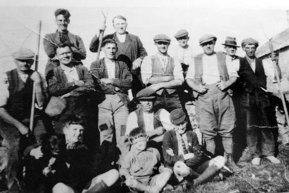 Dyma dynion lleol ar Ddiwrnod Dyrnu yn Henllys Isaf, Llanbedrog. Mae'r llun yma yn dyddio nol i'r 1930au