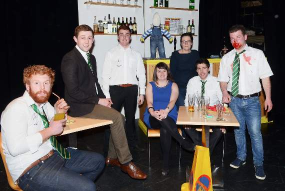Aelodau CFfI Talybont a oedd yn perfformio Y Cinio gan ennill y drydydd wobr. O’r chwith: Rhys Richards, Steffan Rhys Nutting, Dafydd Thomas, Alaw Aur, Catrin Mai (cynhyrchydd), Gareth Jenkins a Dewi Jenkins