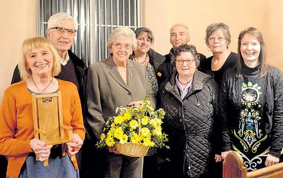 Cystadleuaeth y Gadair - Cerdd ar y testun ‘CYMYLAU’. Y bardd buddugol oedd Hannah M Roberts o Gaerdydd, yng nghwmni cadeirydd y noson, Elgan a Myfanwy Davies, Porthycrwydryn, Capel Newydd, Sir Benfro, gyda’r Parch Carys Ann a swyddogion yr eisteddfod