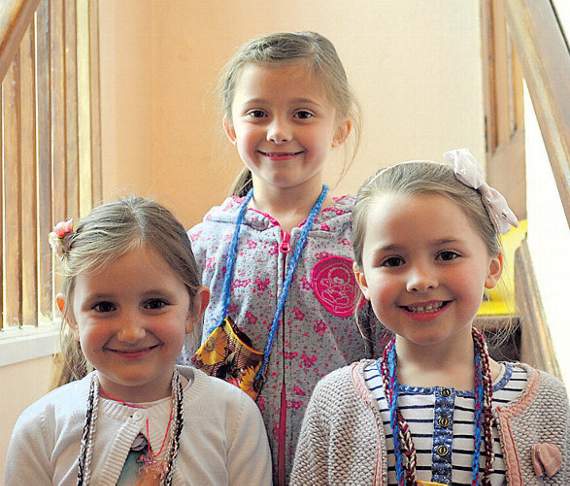 Parti unsain dan 16 oed: cyntaf Lisa Mair Hamilton, Elin Fflur Davies a Sara Mai Davies