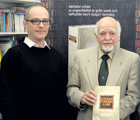 Geiriadur cyfoes ac anghenrheidiol ar gyfer pawb sy'n defnyddio neu'n dysgu'r Gymraeg