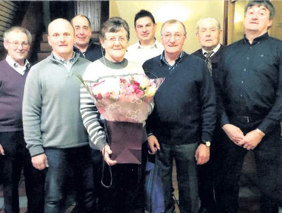 Cynhaliwyd noson arbennig yng Nghlwb Golff Penrhos yn ddiweddar i ddangos gwerthfawrogiad o waith Myfanwy Williams. Mae wedi bod yn glerc ffyddlon a gweithgar i Gyngor Cymuned Llangwyryfon am 25 mlynedd ac wedi gweld llawer o newidiadau a datblygiadau yn ystod y cyfnod. Daeth y cynghorwyr ynghyd i ddathlu ei hymddeoliad gyda hi. Ymddiheurodd Margaret Lewis a’r Cyng Rowland Rees-Evans am fethu bod yn bresennol.Yn y llun gwelir Myfanwy Williams (canol) yn derbyn blodau oddi wrth y cynghorwyr cymuned