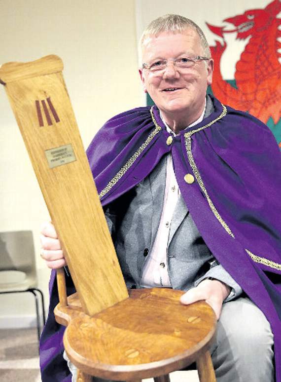 Enillydd y Gadair am ei gerdd, Taith, oedd Dafydd Emyr Jones. Mab ieuengaf y diweddar Brifardd Dafydd Jones, Ffair-rhos, mae Emyr yn fyw yng Nghaerdydd, ond yn enedigol o Geredigion. Ail-gydiodd mewn barddoni yn y 10 mlynedd diwethaf, gan ennill tair cadair – Eisteddfod Pantyfedwen, Pontrhydfendigaid a chadair Eisteddfod Maenclochog ddwywaith