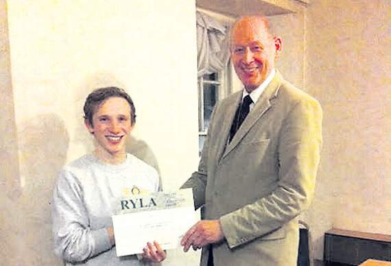 Jack Guy yn derbyn ei dystysgrif wrth Kevin Sivyer, llywydd Clwb Rotari Llanbedr Pont Steffan ar ôl cwblhau’r cwrs yn llwyddiannus