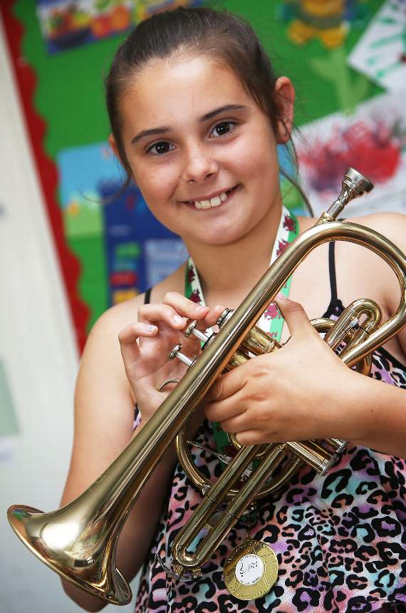 Millie Grace Williams, o’r Drenewydd, oedd yn gyntaf yn yr Offeryn Cerdd Bl 5 a 6 drwy chwarae y cornet