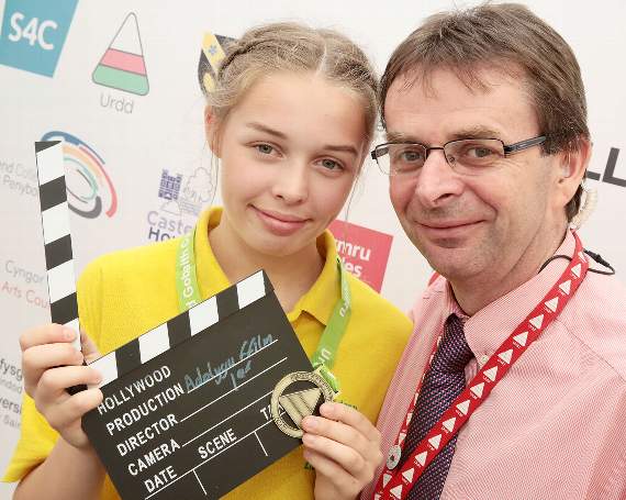 Adolygu Ffilm Bl 9 ac iau, cyntaf i Erin Aled o Ysgol Y Berwyn, Llanuwchllyn. Hefyd yn y llun mae ei thad Aled Sion, cyfarwyddwr yr eisteddfod ar celfaddydau