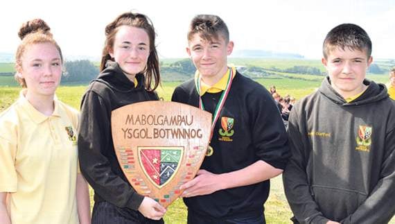 Meillionydd yw pencampwyr mabolgampau Ysgol Botwnnog eleni