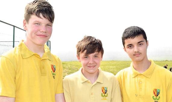 Llwyddodd tri disgybl i dorri record yn ystod Mabolgampau Ysgol Botwnnog. Roedd Dei Owen (Mellteyrn, chwith) wedi tori dwy record Bl 8, 200m mewn 27.54 a 300m mewn 42.70; Deio Williams (Mellteyrn, canol) yn torri tair record Bl 7, 800m mewn 2.30.25, 1500m mewn 5.24.56 a thaflu picell 19.12m; a Liam Roberts (Madryn, dde) yn torri record taflu pwysau Bl 8 gyda 10.46m