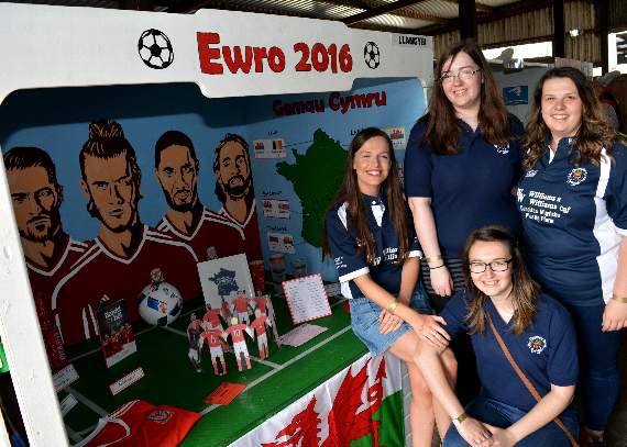 Clwb Llangybi daeth yn fuddugol yng nghystadleuaeth creu Arddangosfa’r Ffederasiwn (ar y thema Chwaraeon), dyma Arianwen James, Meinir Owen, Eirian Owen a Lois Wyn