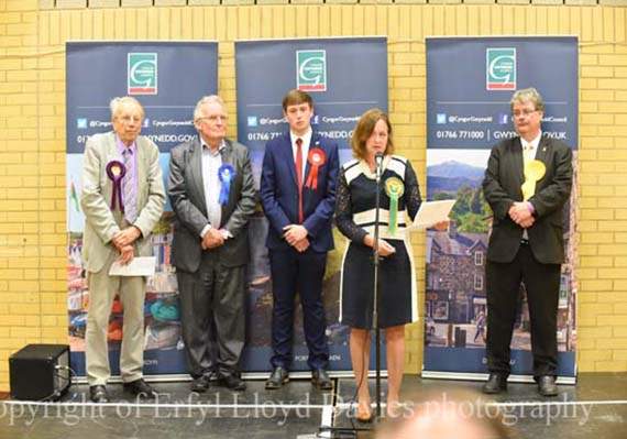 Mrs Saville Roberts addresses the crowd in Dolgellau after being named the winner