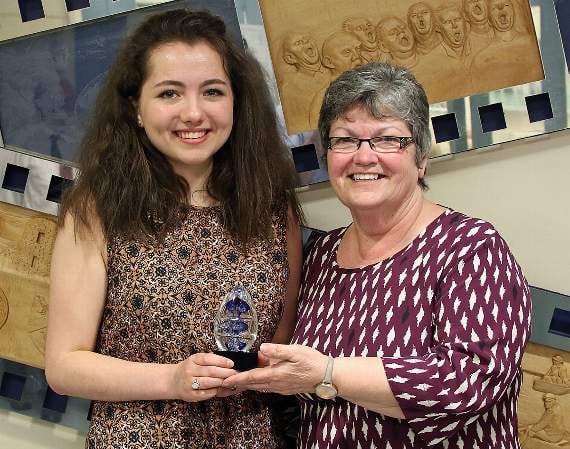 Enillydd y Tlws Ieuenctid: Erin Hughes, Pwllheli gyda Mari Wyn