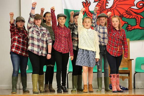 Parti Adran Emlyn oedd yn fuddugol yn y gystadleuaeth Parti Cyd Llefaru