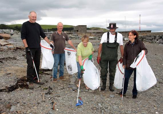 ohn Lewis, Julian Driver, Dee Sawyer, Nick Sawyer and Cllr Elizabeth Evans prepare to clean the north beach