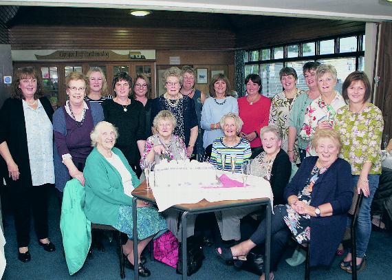 Helen Pugh yn torri’r cacen, gyda Nel Brooks, Dora Griffith, Renee Jones ac aelodau pwyllgor eleni