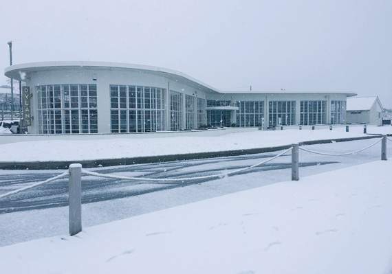 A snowy Dylan's Restaurant in Criccieth. Photo: @DylansPizzeria/Twitter
