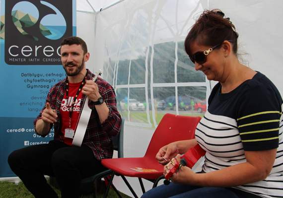Steffan leads a ukulele workshop held by Cered