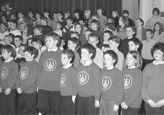 Plant ysgolion cynradd y cylch yn ymarfer ar gyfer yr Eisteddfod