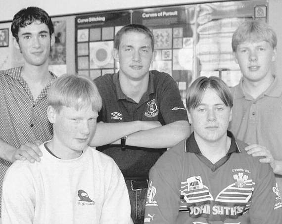 Stephen Thomas, Iwan ap Trefor, Iwan Williams, Kevin Roberts a Gareth Jones, a ddaeth yn gyntaf gyda’u cywaith mathemateg