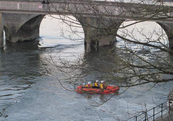 Rescue teams search the Teifi. Photo: Iglwy/Twitter