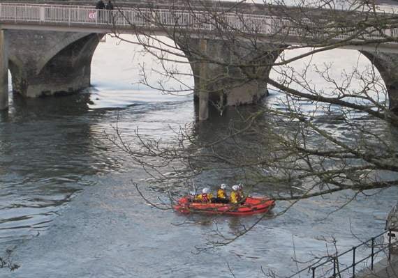Rescue teams search the Teifi. Photo: Iglwy/Twitter