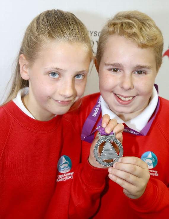 Cerddorfa/Band Bl 6 ac iau, ail i Ysgol Gymraeg Aberystwyth. Dyma Betsan Downes a Iwan Finnigan
