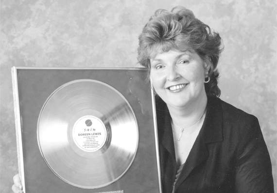 Doreen Lewis gyda’r ddisg aur oddi wrth Recordiau Sain