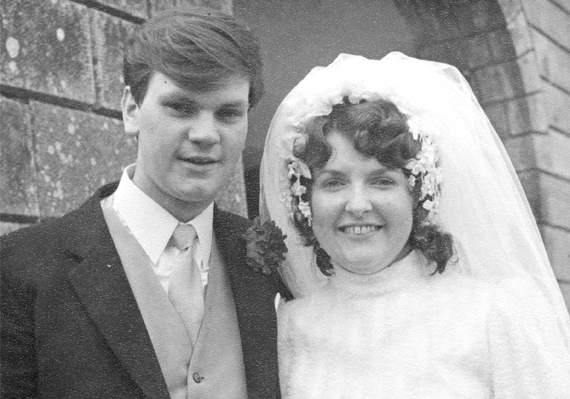 Diwrnod priodas Doreen a John yn Eglwys Ystrad Aeron yn mis Mai 1972