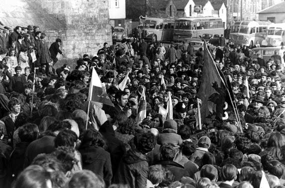 Peter Hughes Griffiths speaking at Cei Llechi, Caernarfon, on St David’s Day 1969. Photo by Geoff Charles, used here thanks to the permission of the National Library