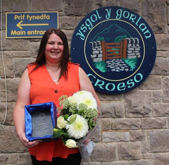 Eirian Farrell from Tremadog with her ‘Road Safety Wales’ award
