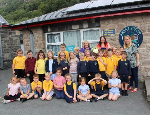 Eirian with pupils and staff from Ysgol y Gorlan and Gwynedd Council’s Road Safety team