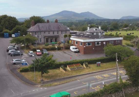 A rainbow-themed flower bed was planted at Ysbyty Bryn Beryl by the Garddio a Mwy crew to thank staff for all their work during the coronavirus outbreak