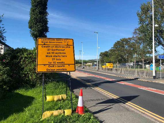 Signs have been erected this week warning motorists of possible delays near Ysgol Rhydypennau