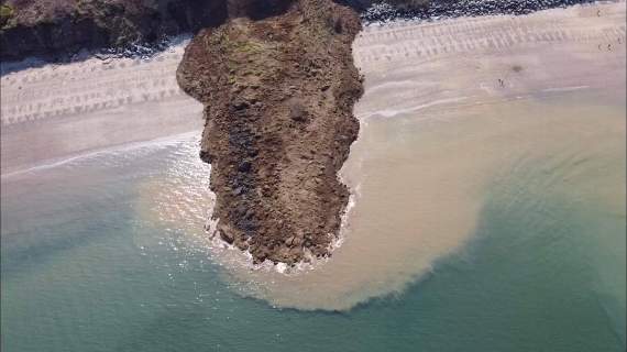 Images showing the scale of the landslide. Credit to Christian Pilling