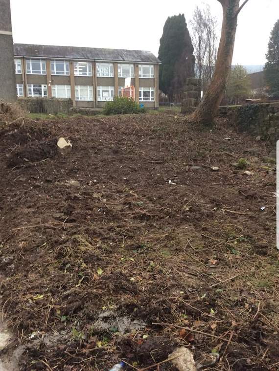 Loteri Dolgellau has offered support to Llecyn Lliwgar, a project on the grounds of Ysgol Bro Idris where pupils are working hard to transform an area of unused land into a garden