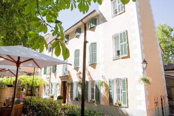 The Grand Marnier Soufflé recipe was developed at L’Hostellerie de l’Abbaye de La Celle restaurant and inn in the southern French town of Celle.