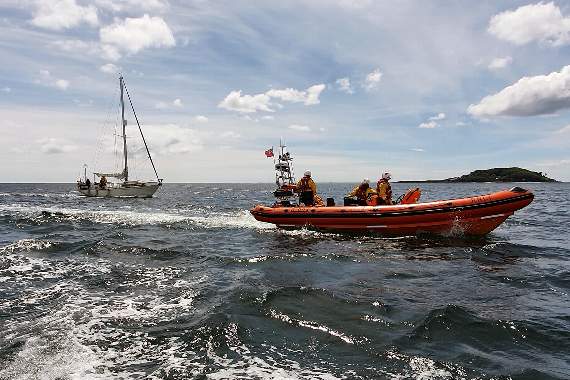 Looe RNLI crew with the yacht that encountered steering problems