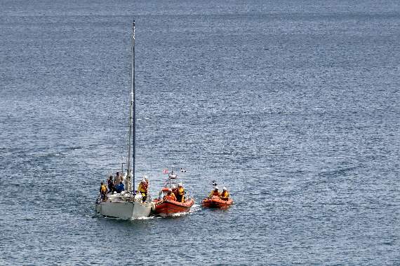 Looe RNLI establishing the tow with the yacht that had had problems