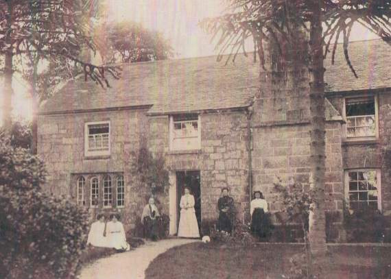 The Arthur and Snell families outside Meledor farmhouse, c.1880