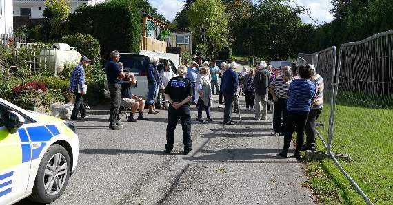 Police officers speaking to the crowd of residents who turned out to object to the tree felling work. Picture: Christopher Dean/Freeform Studios Ltd