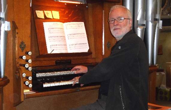 Piers Howell provided light music on the organ during the weekend.