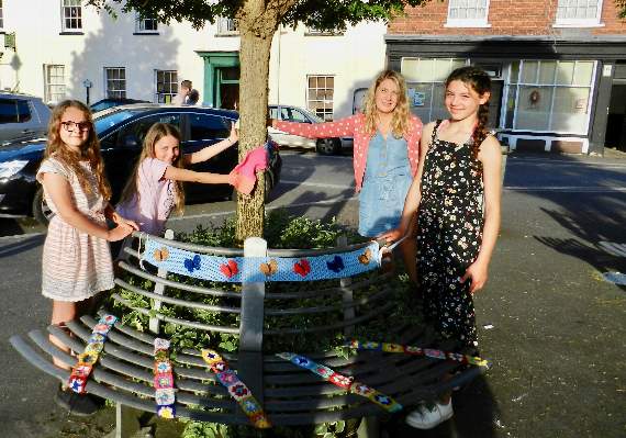Jessica, Amy, Hayley (mum) and Miriam helped to decorate the town square during the yarn bombing to raise awareness of food poverty. NP 310519 02