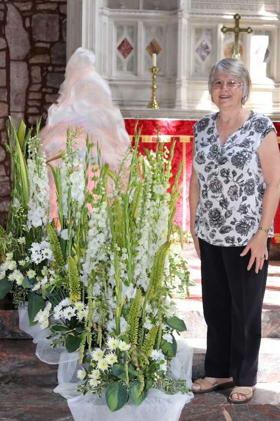 Margaret Jewell beside her stunning ‘Breath of God’ arrangement which featured a silk flame behind it. AQ 1491