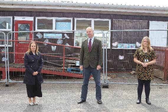 Kelly Tanner, class teacher, right, in front of her condemned classroom, with Michael Johnson, Executive Headteacher, Chulmleigh Academy Trust and left, Clare Wilmott, Head of School. AQ 8381