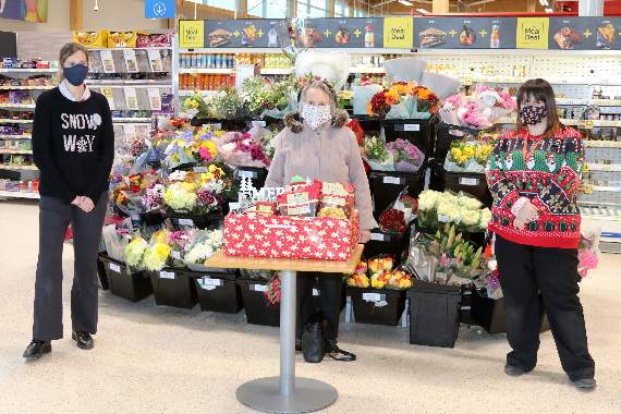 Pat Leat, centre, with her prizewinning hamper from the ‘Courier’ and Crediton Tesco competition. AQ 9935