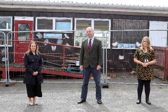 Kelly Tanner, class teacher, right, in front of her condemned classroom, with Michael Johnson, Executive Headteacher, Chulmleigh Academy Trust and left, Clare Wilmott, Head of School. AQ 8381