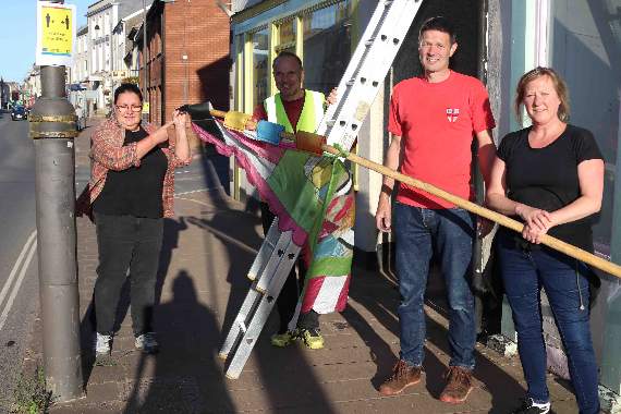 Volunteers ready to put up another flag. AQ 8423